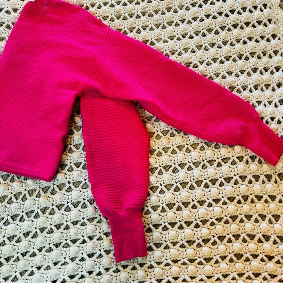 Good American Fuschia Ribbed Crewneck Oversize Sweater - Picture 8 of 9